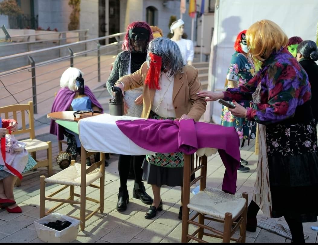 El tradicional manteo de los Peleles de Jueves Lardero, con 23 inscritos este año, da inicio al Carnaval de Calzada