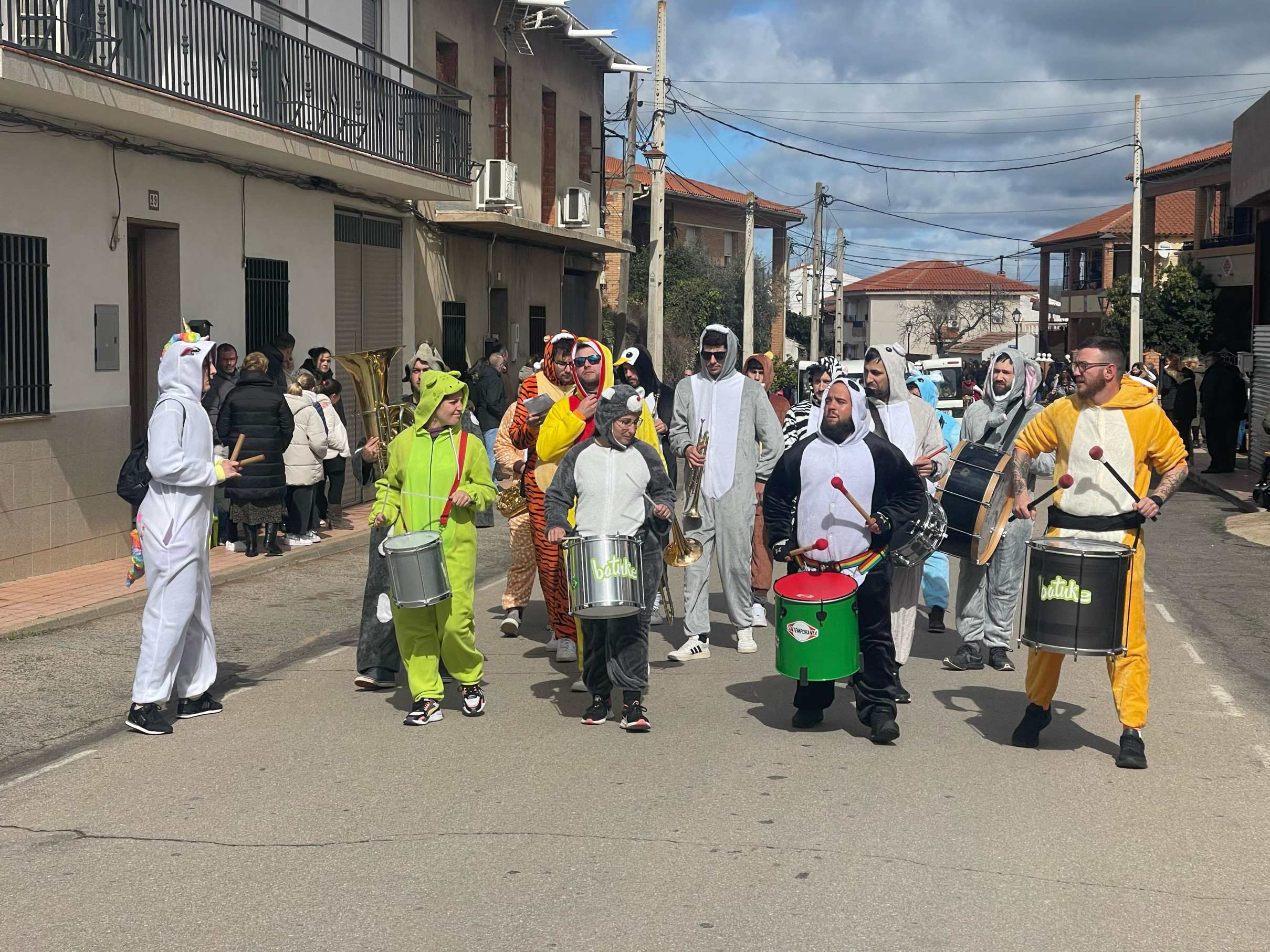 Colorido y creatividad llenaron las calles de Porzuna de la mano del Desfile de Carrozas y Comparsas 