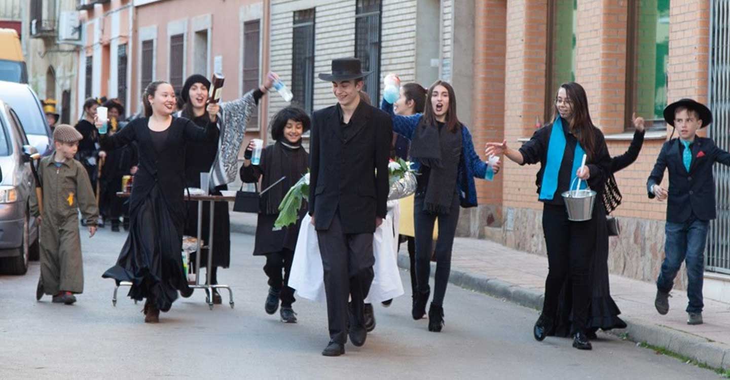 Unas 300 personas participaron en el vistoso Desfile de Carrozas y Comparsas de Porzuna 