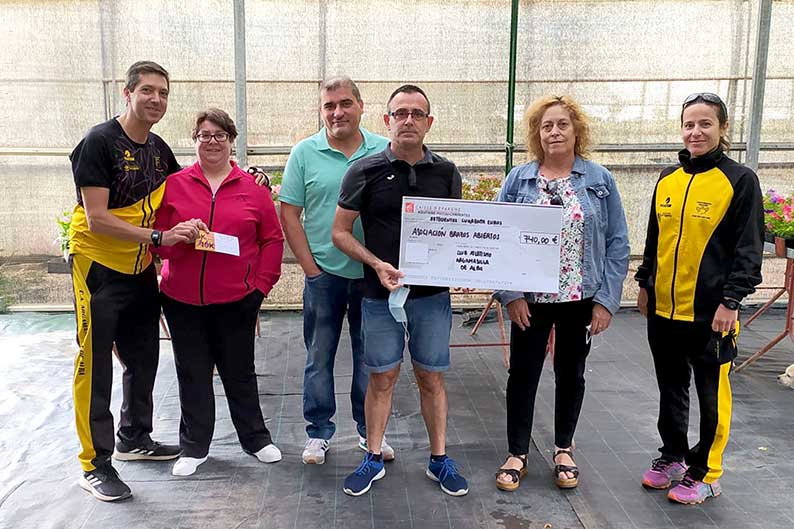 El Club de Atletismo entrega 740 euros recogidos en la II Carrera Virtual Solidaria de Argamasilla de Alba