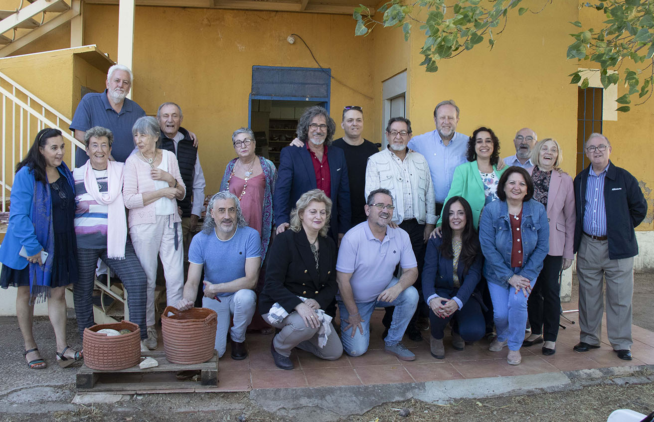 El Centro Alfarero La Estación de Argamasilla de Calatrava, vivió una maravillosa y cálida tarde otoñal de versos, barro, música y fotografía   