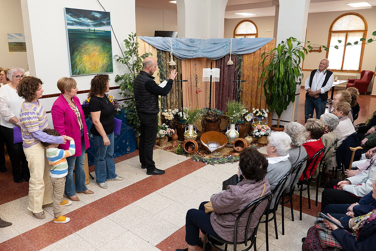 El Centro de Día de Mayores de Argamasilla de Alba inaugura su Cruz de Mayo
