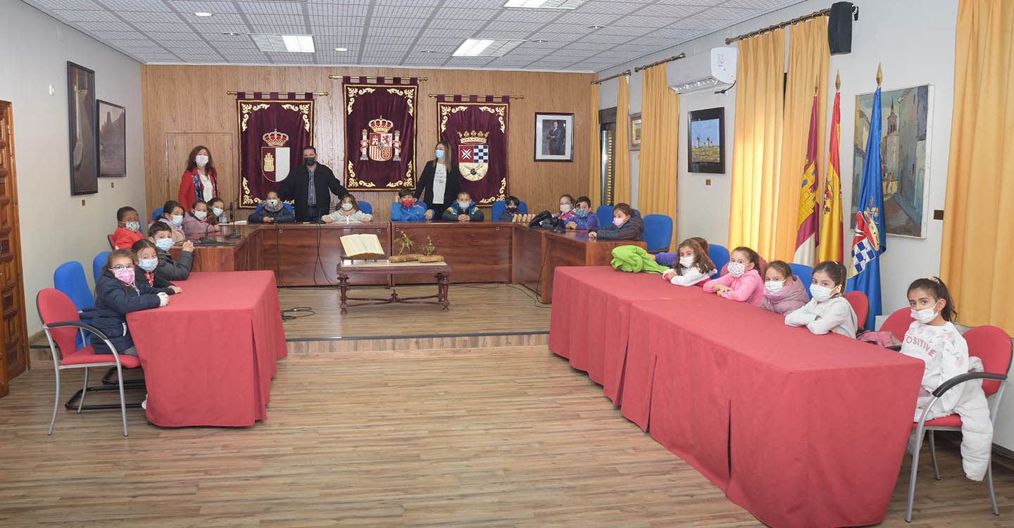 Los centros educativos de Argamasilla de Alba visitan el Ayuntamiento