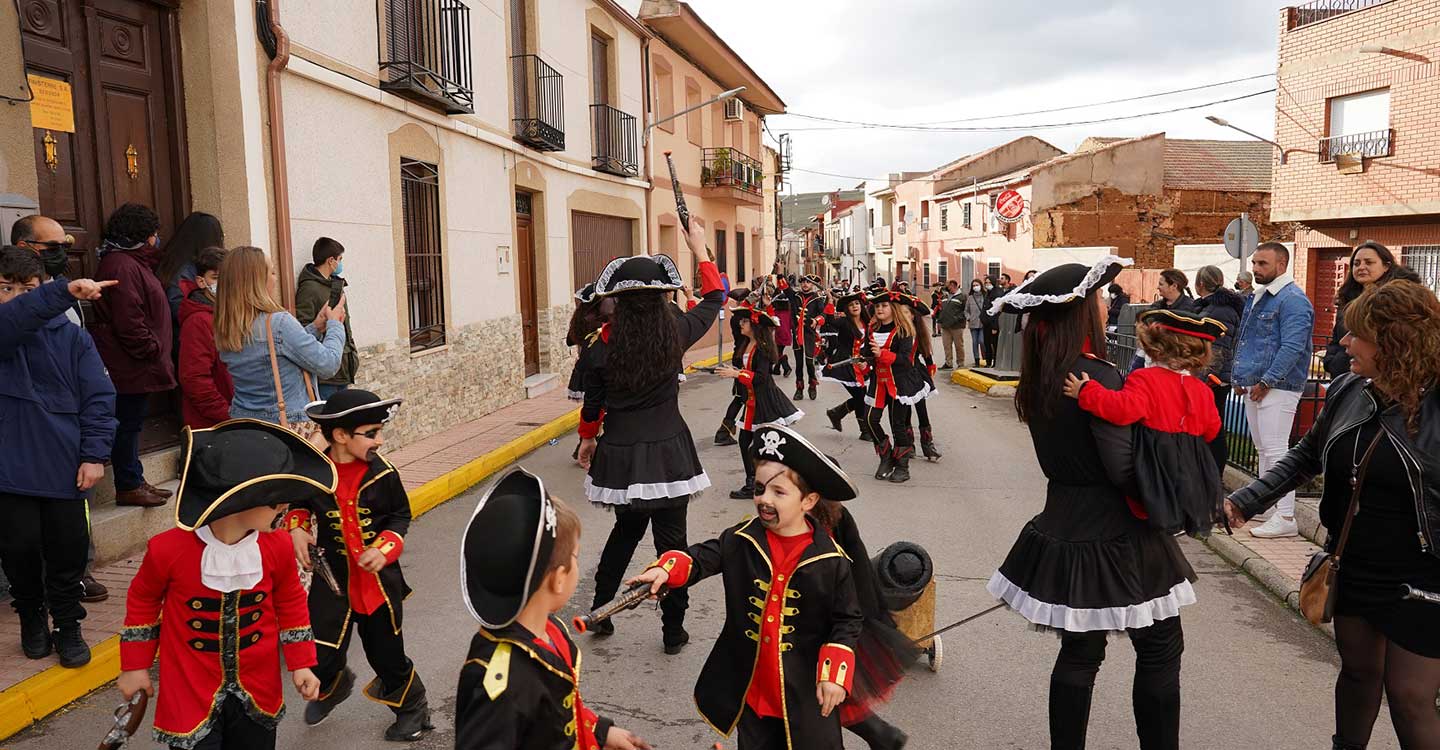 Colorido y gran expectación en el Desfile de Carrozas y Comparsas de Porzuna