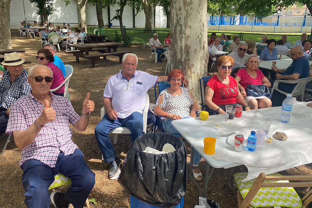 Las personas mayores de Almodóvar del Campo retomaron sus convivencias con la comida de primavera
