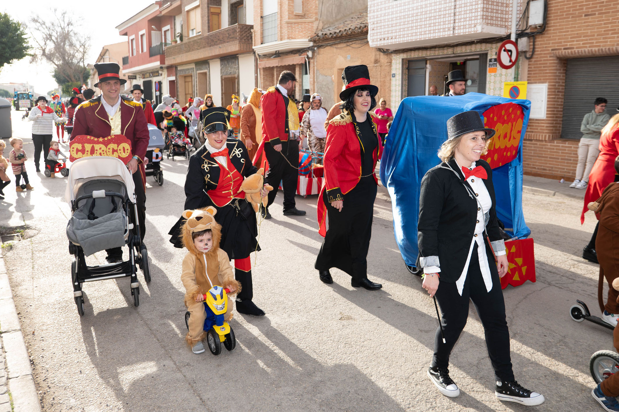 El sol y la creatividad brillan en el carnaval escolar de Argamasilla de Alba