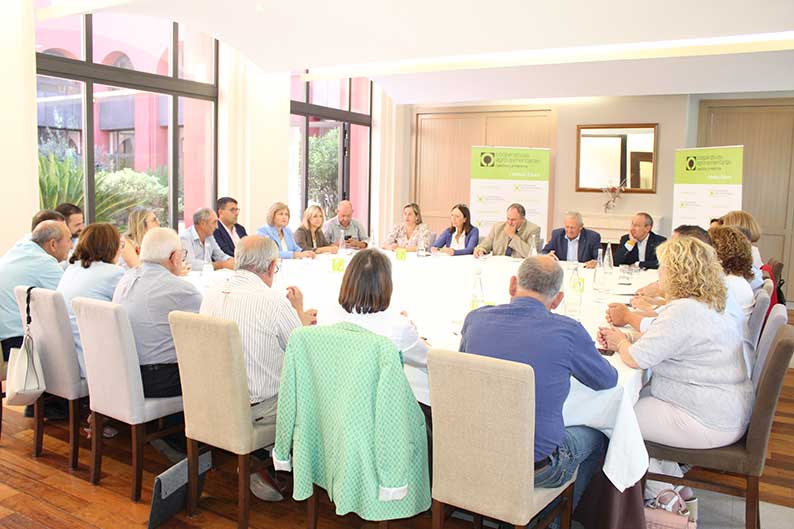Primer encuentro institucional entre el Consejo Rector de Cooperativas Agro-alimentarias Castilla-La Mancha y el consejero de Agricultura Julián Martínez Lizán