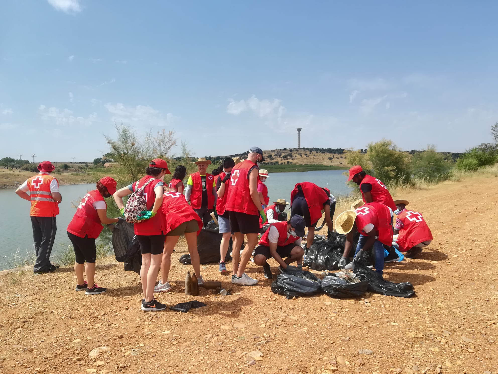 Cruz Roja organiza cuatro recogidas de basuraleza dentro de la campaña ‘1m2 por los campos, bosques y montes’