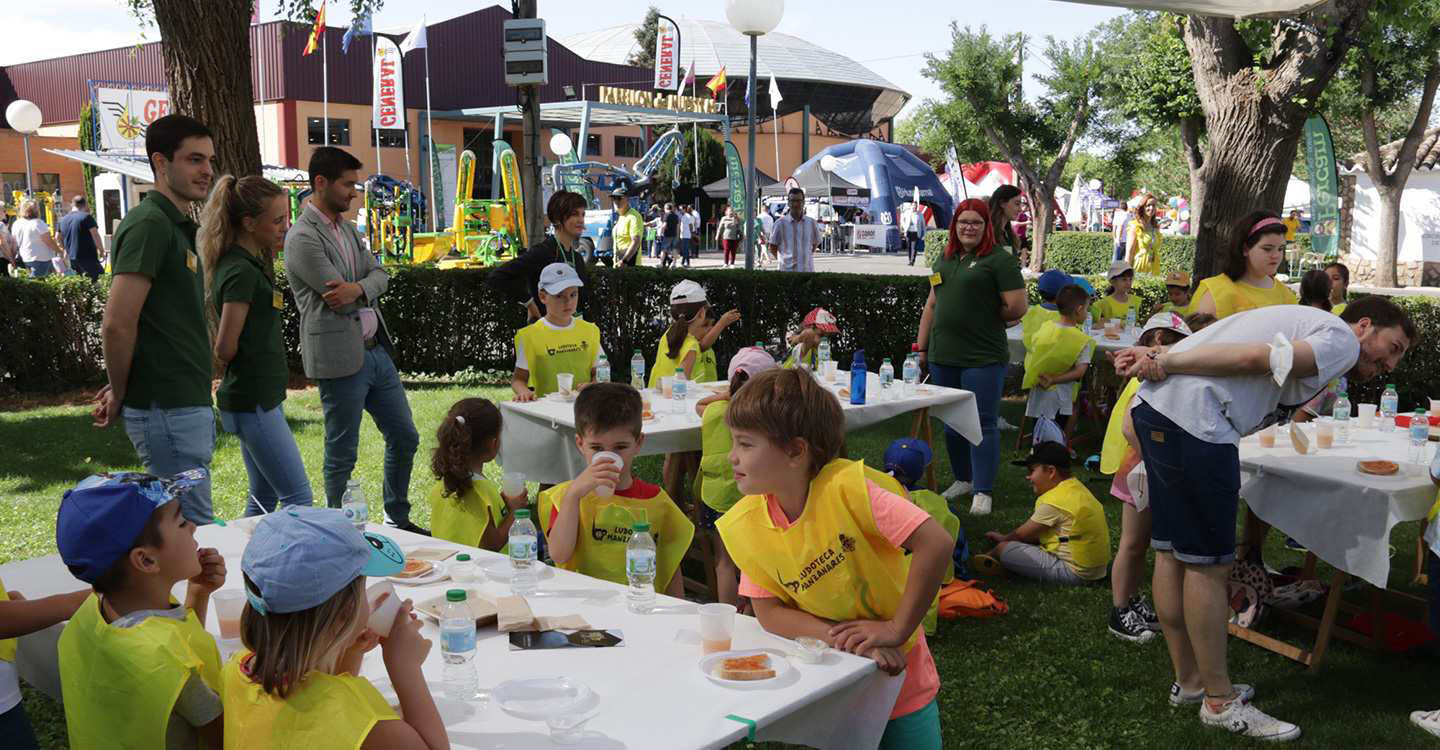 Los niños y niñas de la ludoteca municipal disfrutan de un desayuno saludable y una cata de miel