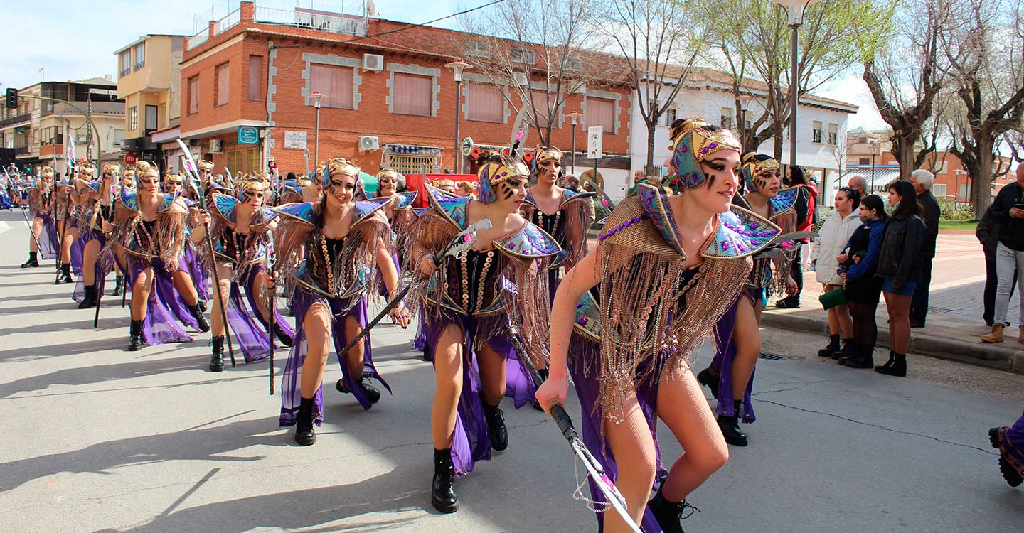 Cerca de 1.200 personas, de una docena de agrupaciones, desfilarán este domingo en el 32º Concurso Regional de Carrozas y Comparsas de Villarrubia de los Ojos