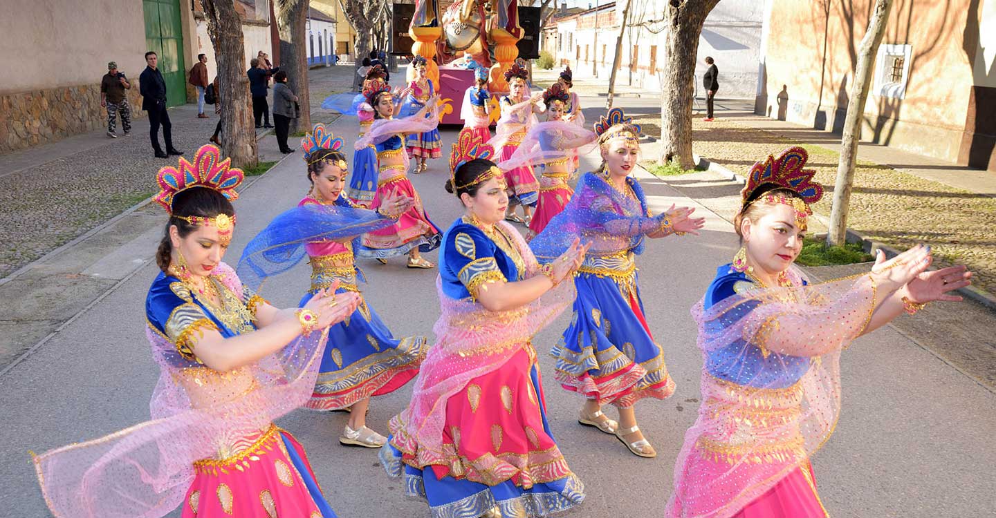 Ritmo, color y mucha originalidad en el Desfile de Comparsas 2020 de Argamasilla de Alba