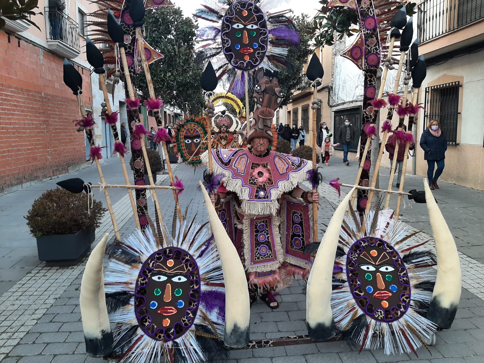 Espectacularidad y mucho colorido en el desfile de Comparsas y Carrozas de Torralba de Calatrava