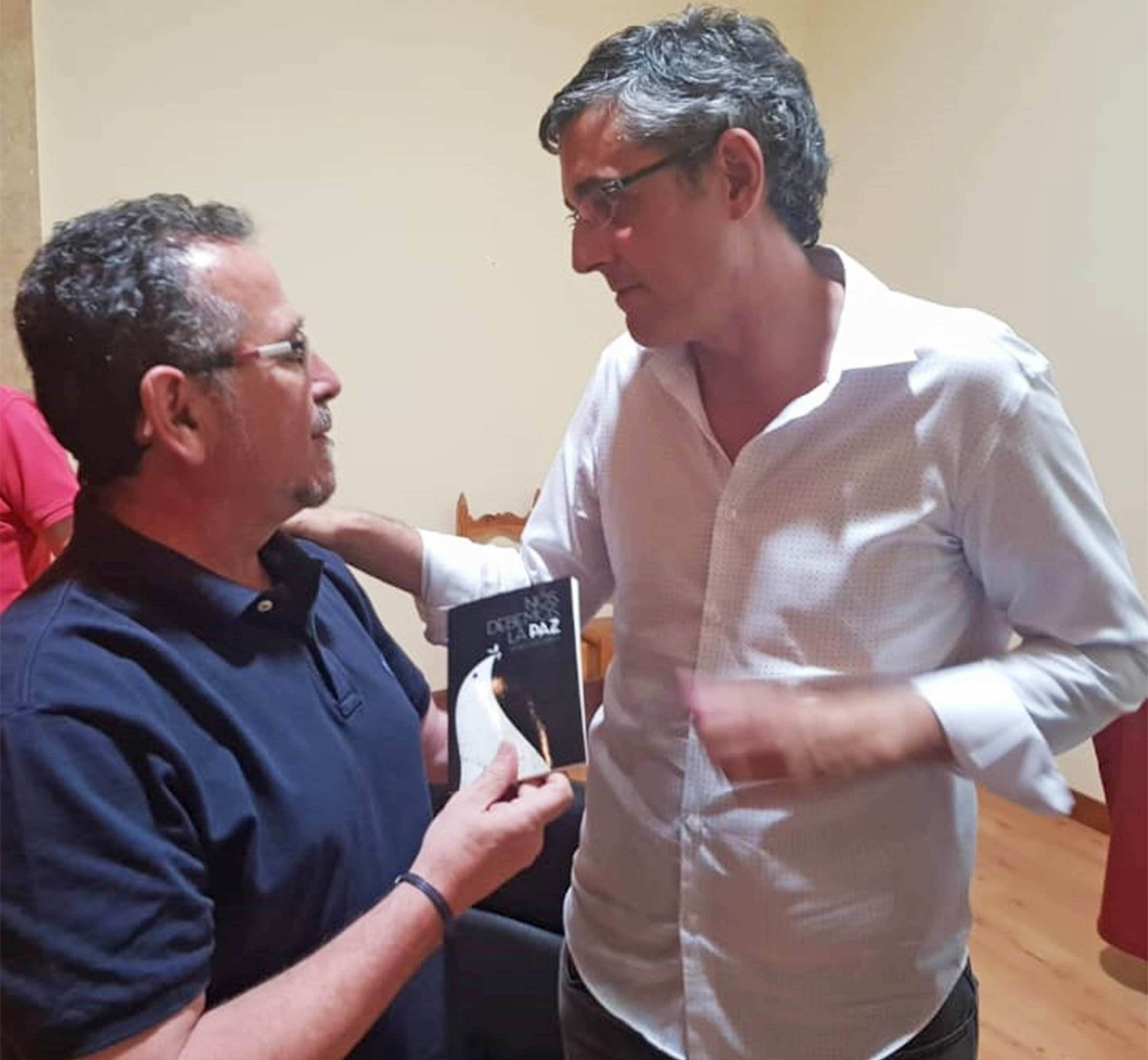 Eduardo Madina recibe un ejemplar de “Nos debemos la paz” de manos del poeta solanero Luis Díaz-Cacho Campillo