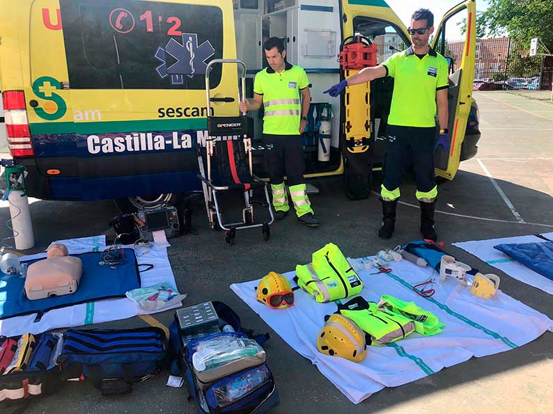 Alumnos de Alcázar participan en una charla sobre la importancia del transporte sanitario con un TES de Digamar