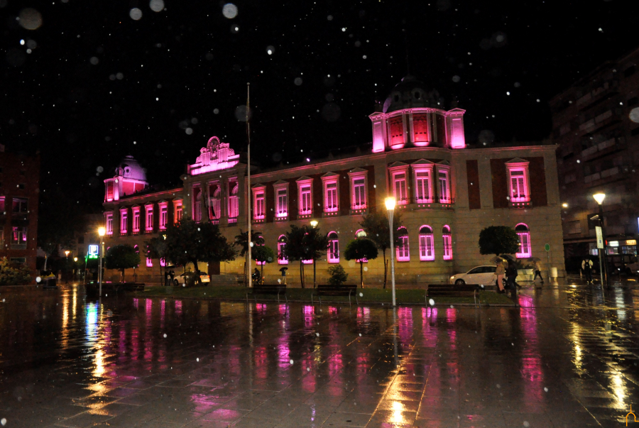  La Diputación suma la iluminación del Palacio Provincial a la causa de AMUMA y contribuye a concienciar sobre el cáncer de mama 