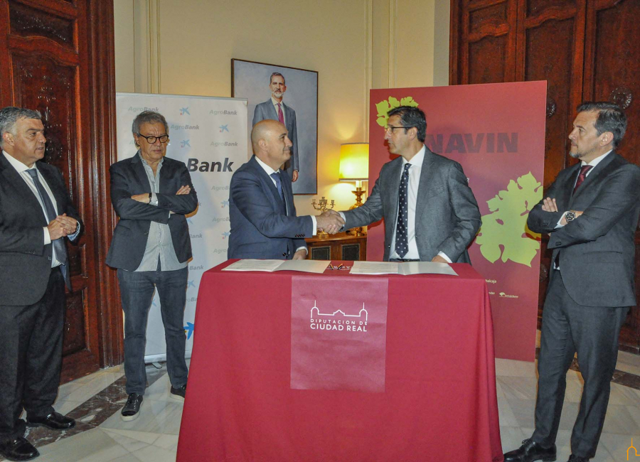  La Diputación de Ciudad Real firma un convenio de colaboración con CaixaBank para que AgroBank, su línea de negocio especializada en el sector agroalimentario, participe en FENAVIN 