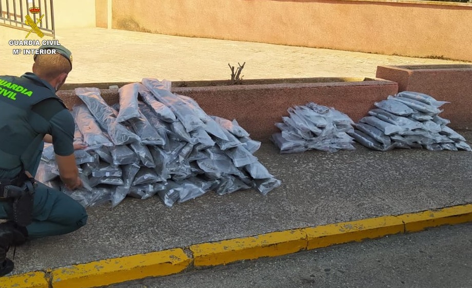 La Guardia Civil localiza en un doble fondo 47 kilos de marihuana y 19 de hachís