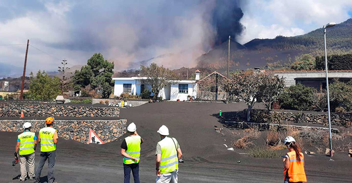 Dos investigadores de la UCLM trabajan en varias líneas de investigación sobre el volcán de La Palma