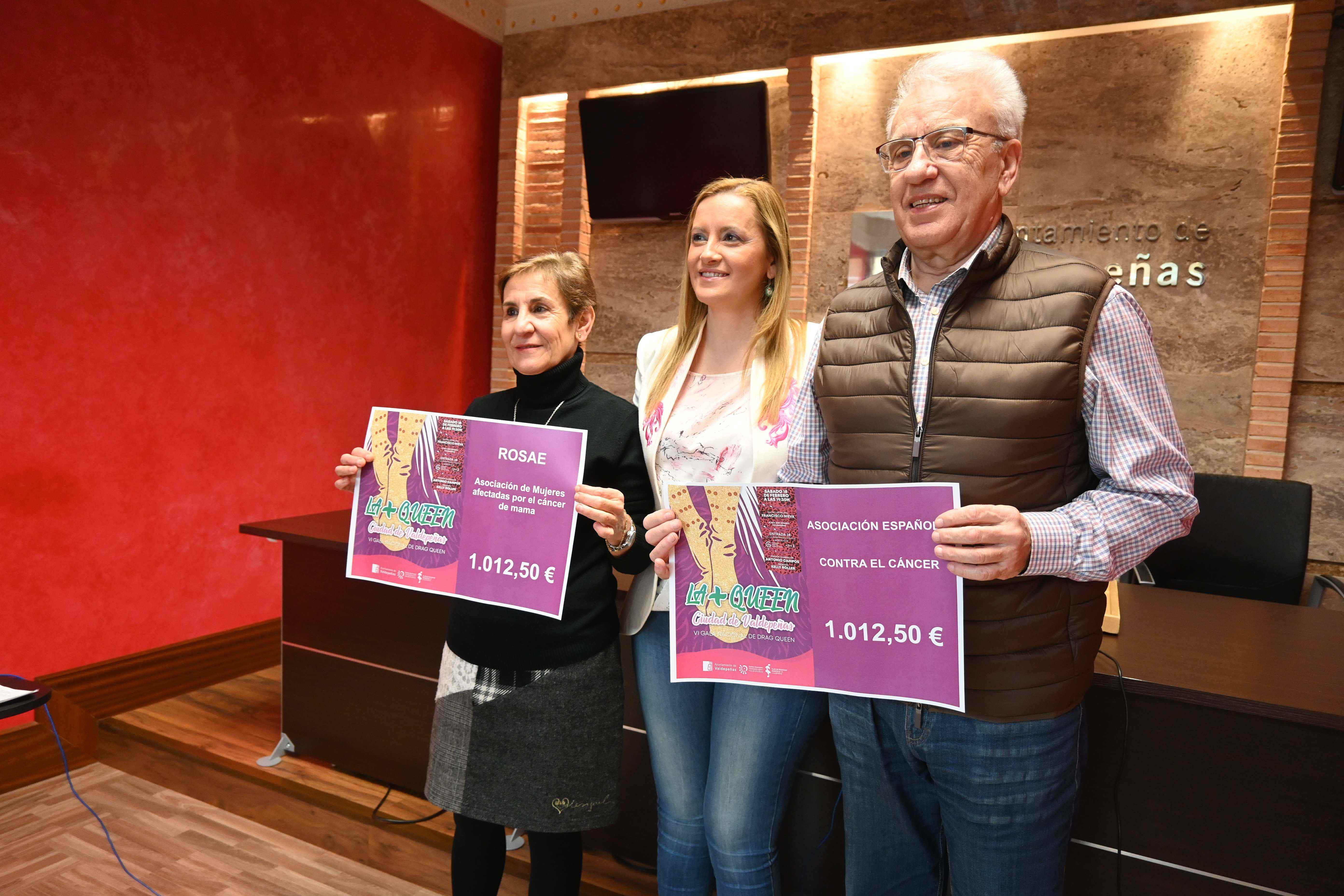 La Gala Drag de Valdepeñas recaudó 2.025 euros para ROSAE y la Asociación Española Contra el Cáncer