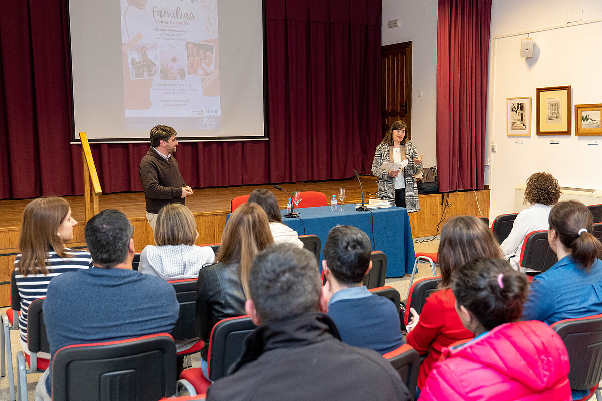 Educar desde el ejemplo, mensaje central de la charla ‘Educar en Positivo’ celebrada en Argamasilla de Alba