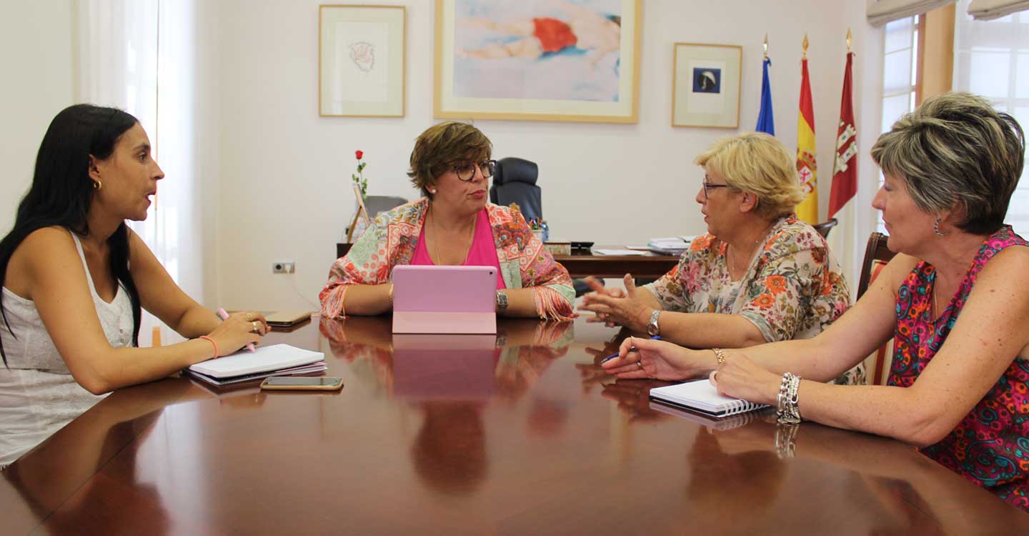El Gobierno de Castilla-La Mancha y la alcaldesa de Puerto Lápice abordan las necesidades del municipio en materia viaria y Bienestar Social 