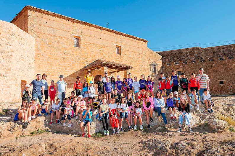 Escolares de Argamasilla de Alba celebran el Día Mundial del Turismo ‘explorando’ el castillo de Peñarroya