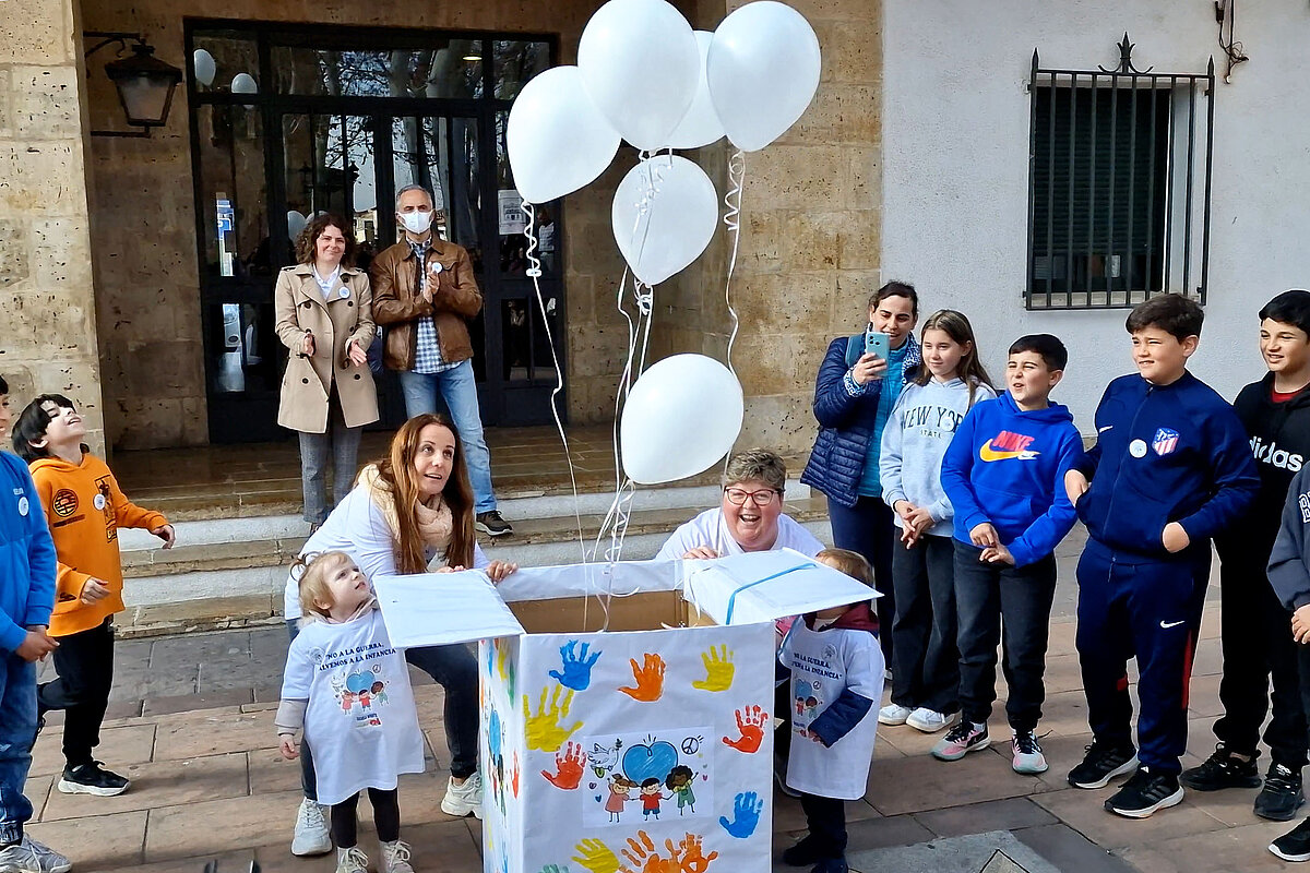 Los escolares de Argamasilla de Alba reivindican el derecho a una infancia en paz