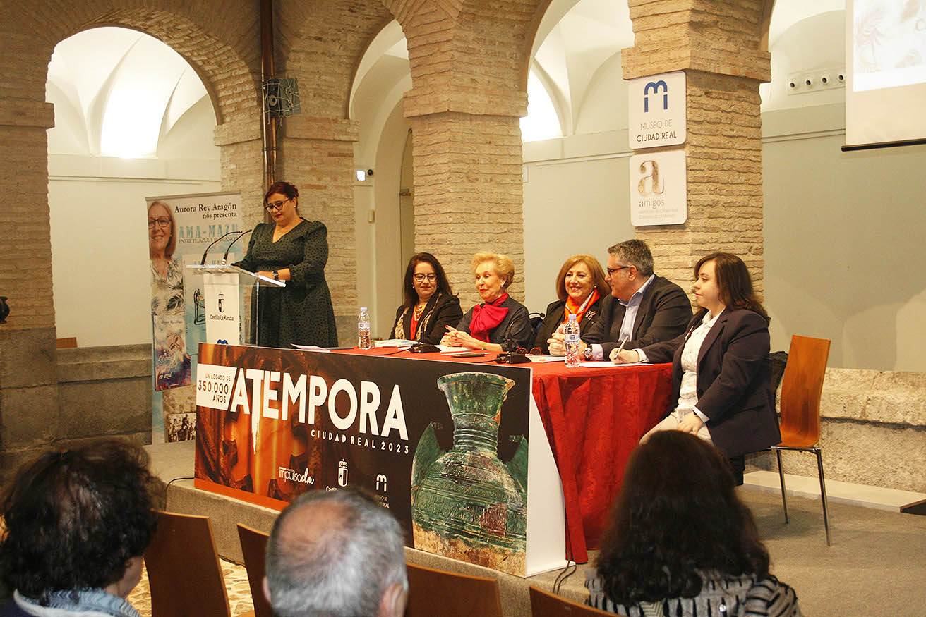 Éxito de Aurora Rey Aragón en la presentación de su novela “Ama-Mazu entre el azul y el blanco” en el Convento de la Merced