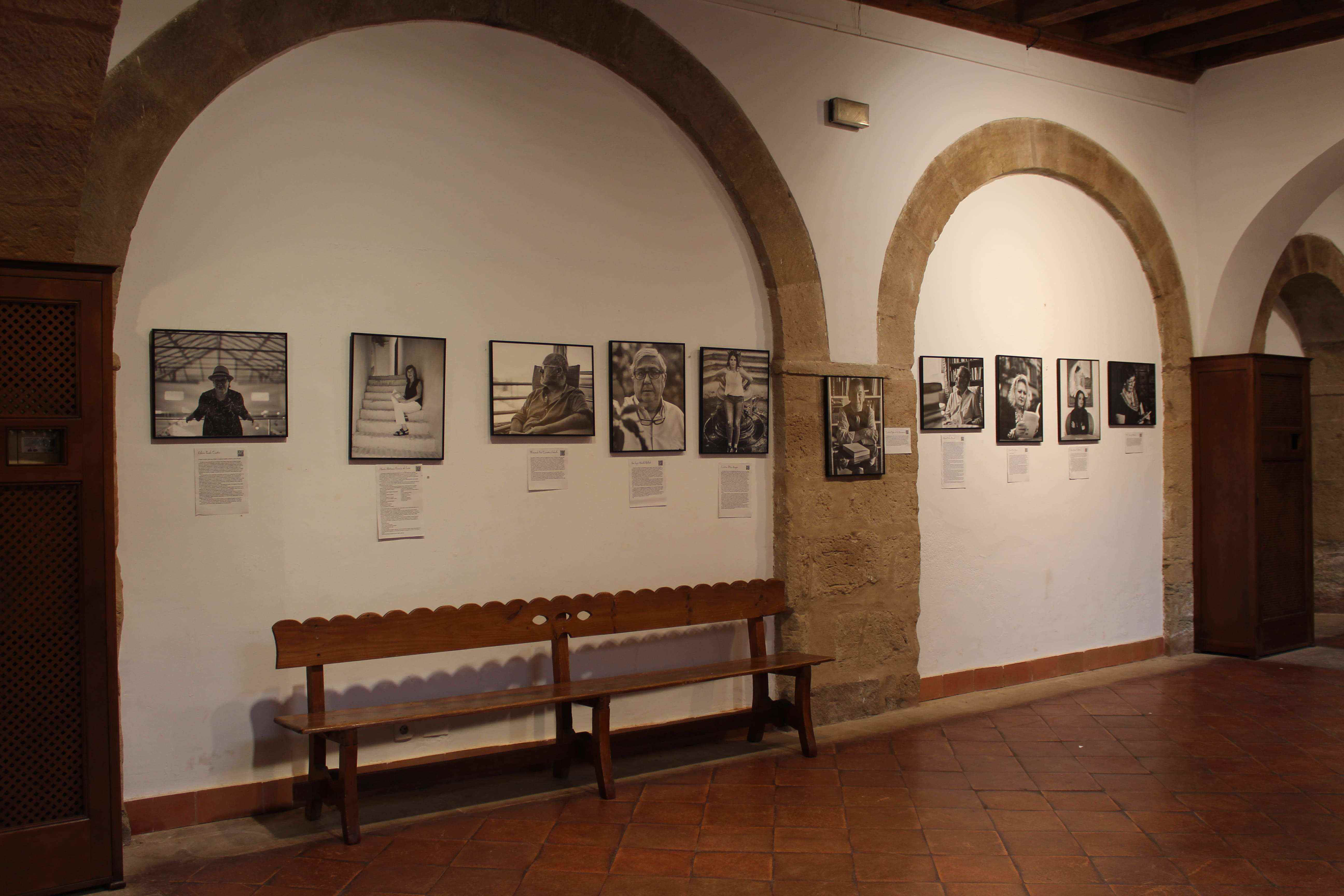Durante estos días se puede visitar en La Alhóndiga la exposición de fotografía ‘Poetas con luz ambiente’ 