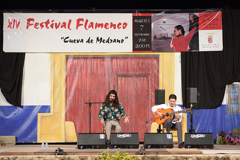 Israel Fernández despliega todo el poderío de su voz en el Festival Flamenco “Cueva de Medrano” de Argamasilla de Alba