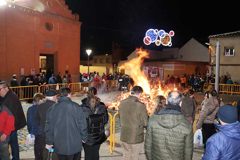 La hoguera y la procesión de San Blas culminaron el ciclo festivo de los ‘santos viejos’