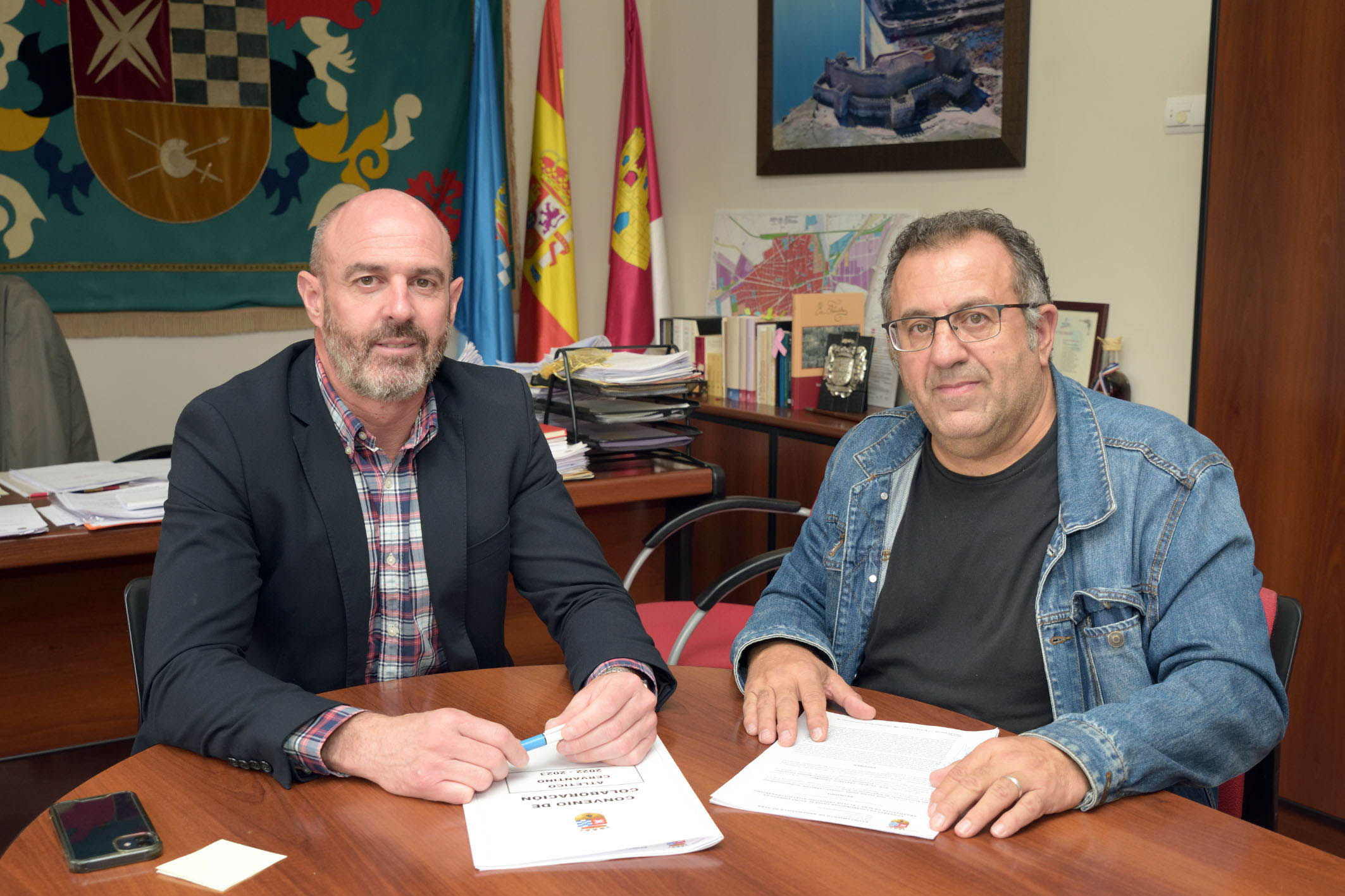 El alcalde de Argamasilla de Alba y el presidente del Cervantino firman un convenio de colaboración para la actual temporada