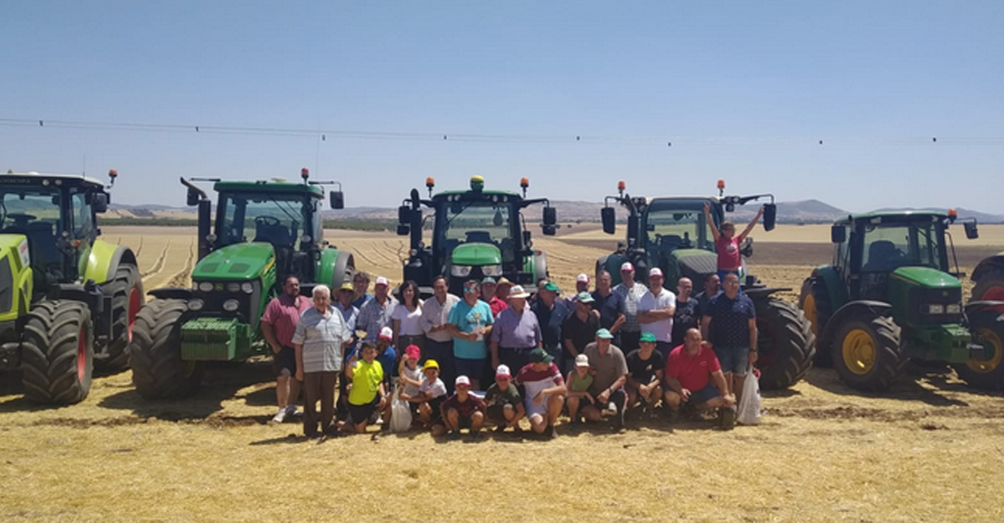 Francisco Manzano Piqueras se impone en el concurso de arada con tractor, organizado  por  ASAJA  en  las  Fiestas  de Calzada de Calatrava 