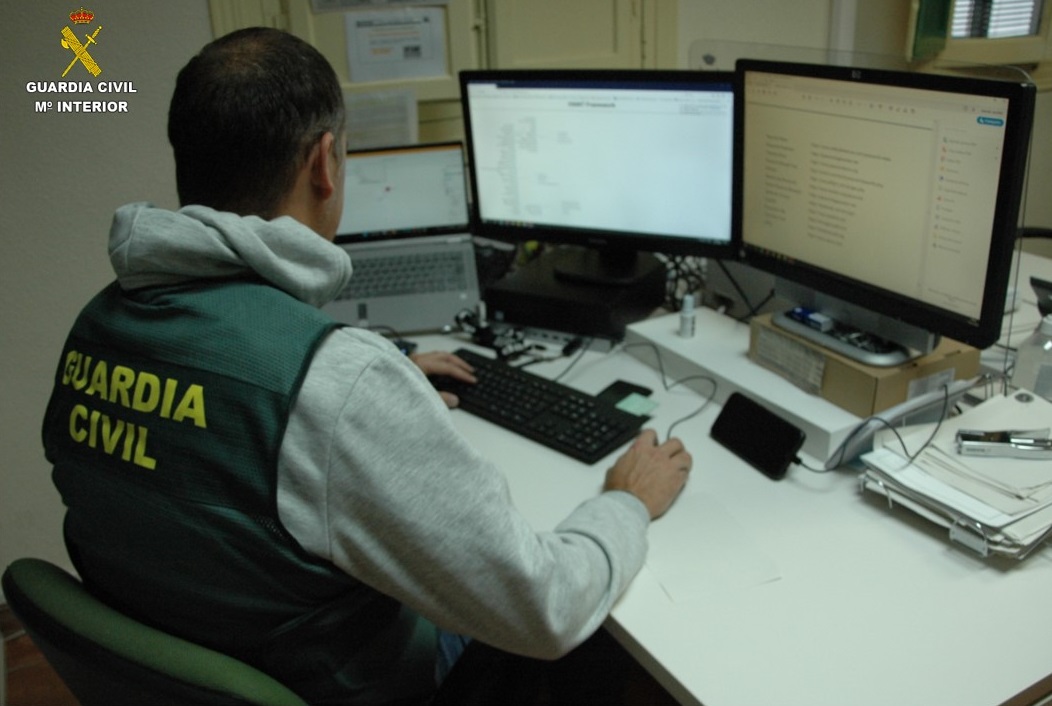 La Guardia Civil detiene a 1 persona e investiga a 22 más que formaban parte de un grupo criminal especializado en estafas bancarias