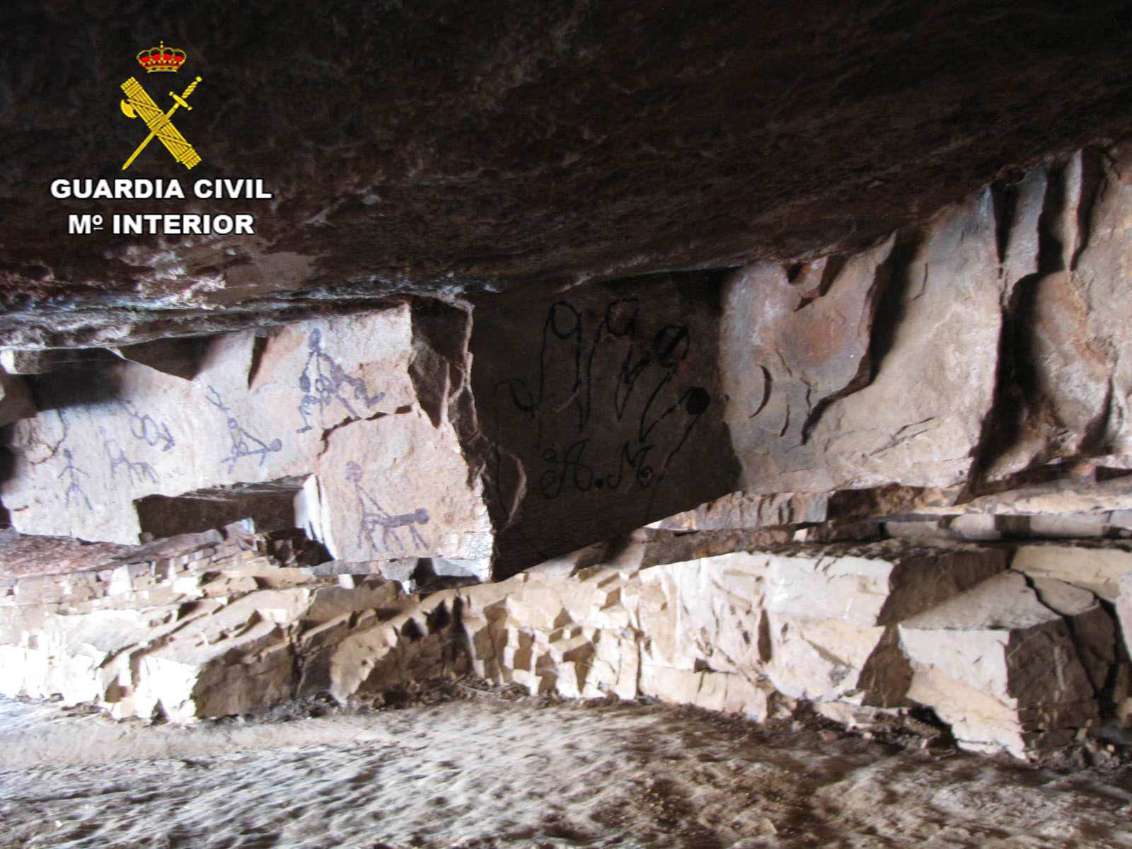 La Guardia Civil esclarece la autoría de unas pintadas en la Cueva de la Rendija