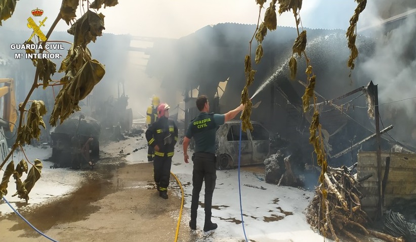 La Guardia Civil rescata a tres personas en un Incendio en Villarrubia de los Ojos