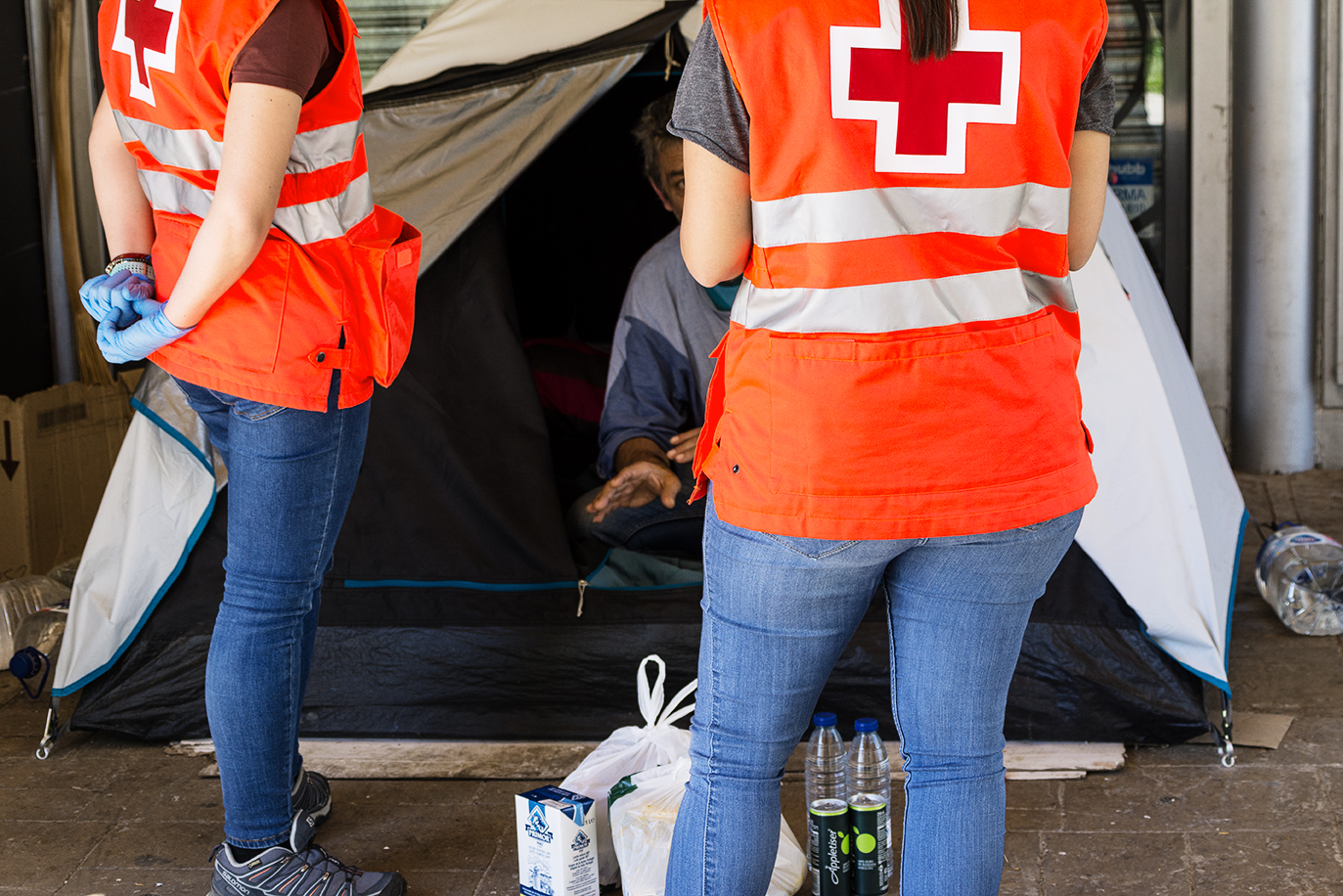 ‘Héroes con manta y comida caliente’: las Unidades de Emergencia Social de Cruz Roja