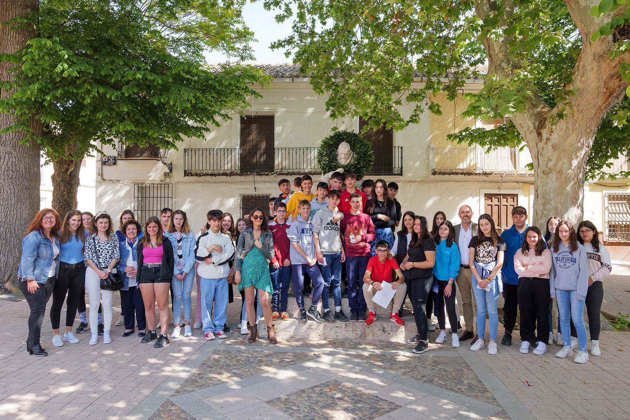 Estudiantes del IES Vicente Cano homenajean a Cervantes leyendo los sonetos y epitafios del Quijote
