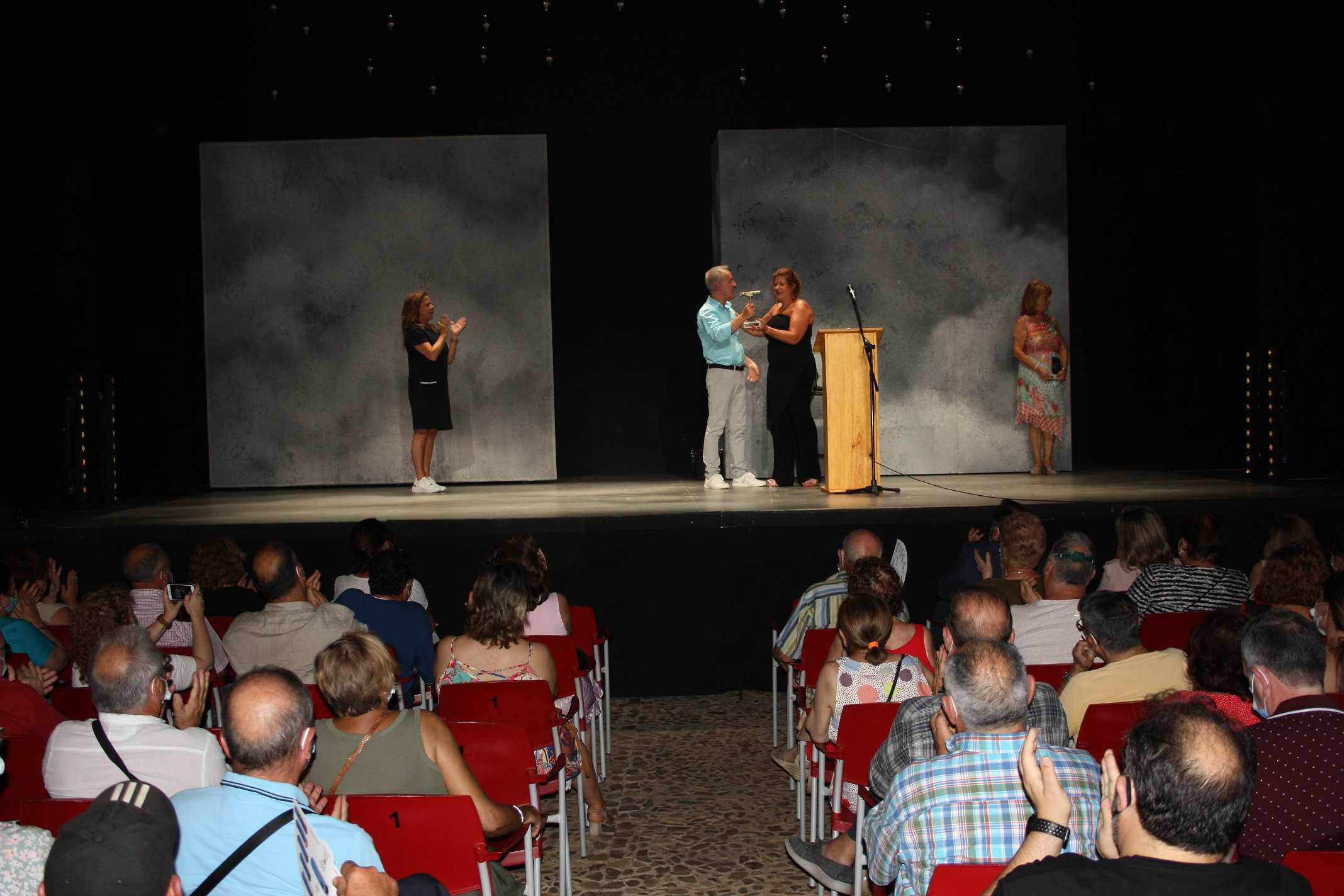 Carlos Hipólito recibe el VIII Premio Patio de Comedias de Torralba de Calatrava “en un espacio mágico”