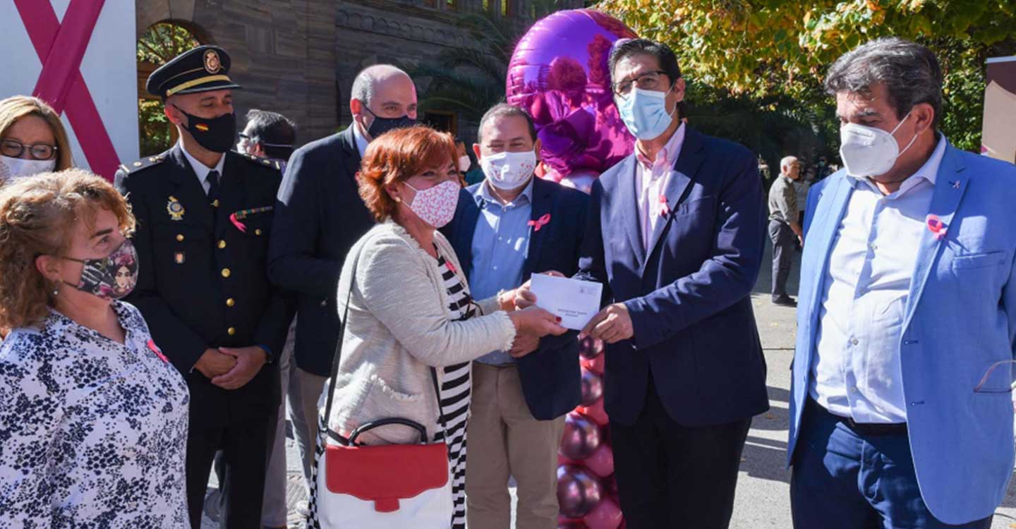 El presidente de la Diputación de Ciudad Real participa en la lectura del manifiesto contra el cáncer de mama en Puertollano 