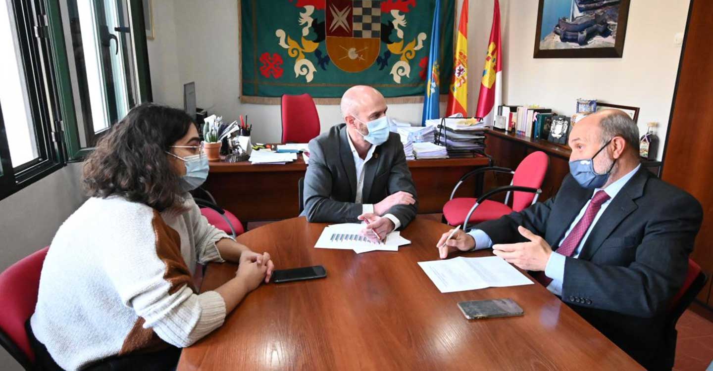 José Luis Cabezas ha visitado esta mañana el Ayuntamiento de Argamasilla de Alba para tratar sobre las políticas activas de empleo regionales que se desarrollan en el municipio