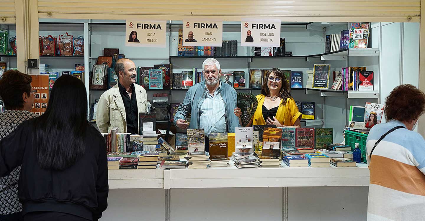 Juan Camacho firma ejemplares de su poemario “Y volverá el hombre” en la Feria del Libro de Bilbao