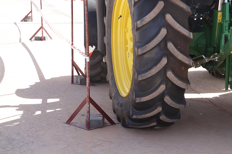 Julián Martín-Albo demuestra ser el más habilidoso con el tractor