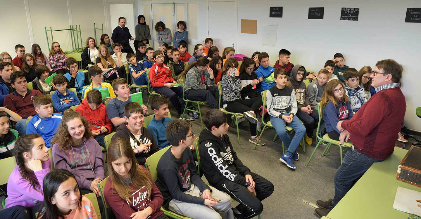 La Biblioteca Municipal “Cervantes” organizó el encuentro de escolares y estudiantes con el escritor Carles Cano