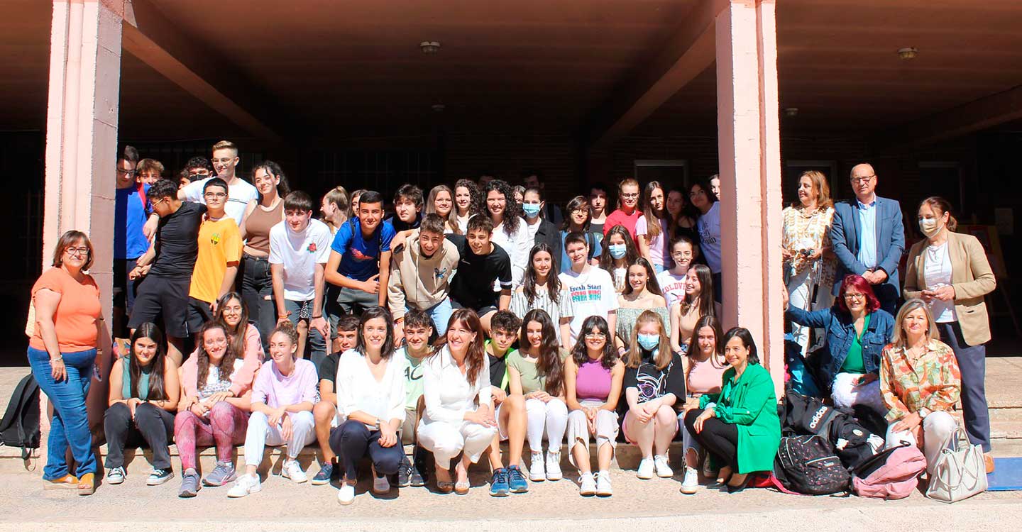 Blanca Fernández visita la exposición 'Líderes en femenino' en el IES 'Juan D’Opazo' de Daimiel 