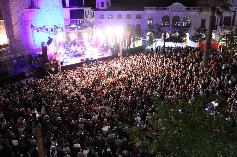 ‘Loquillo’ hace disfrutar con su música a más de 5.000 personas en Manzanares