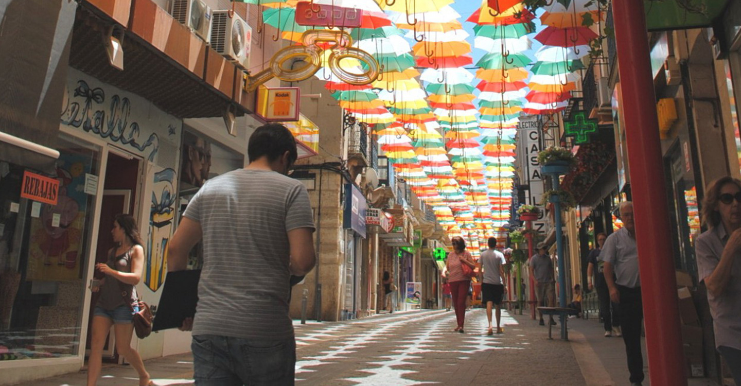 Los colores de los paraguas de Valdepeñas rendirán homenaje este verano a Europa