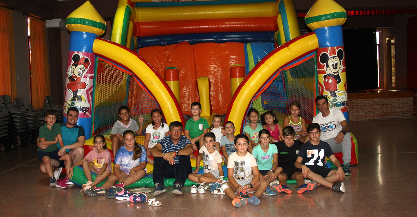 Los niños de El Torno disfrutan de juegos tradicionales, deporte e hinchables, en la Semana Cultural