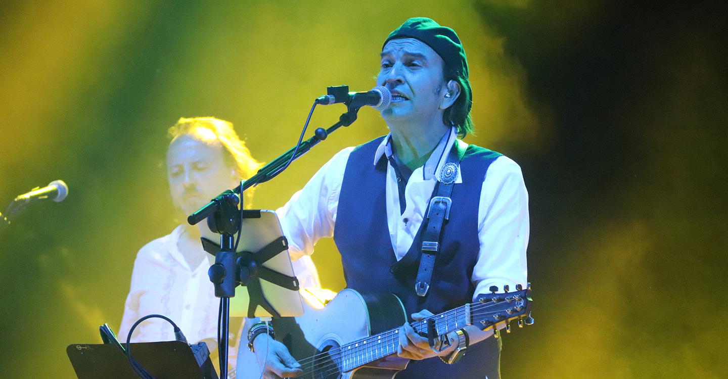 'Los Secretos' desglosan su historia musical en la plaza de Manzanares