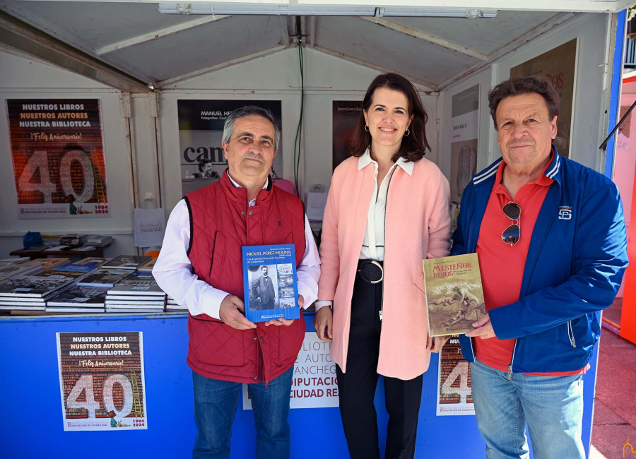  María Jesús Pelayo visita el stand de la BAM en la Plaza Mayor de la capital con motivo del Día del Libro 